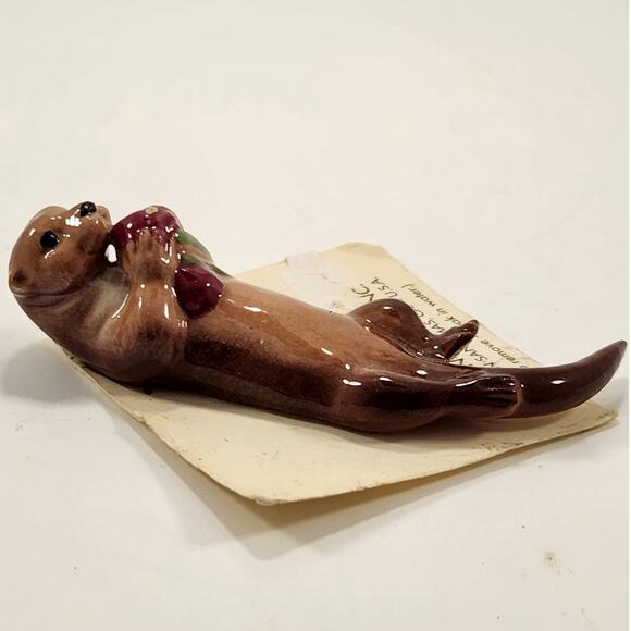 Vintage 1989 Hagen-Renaker Otter Figurine with Flowers – Walt Disney Miniature - Picture 6 of 9
